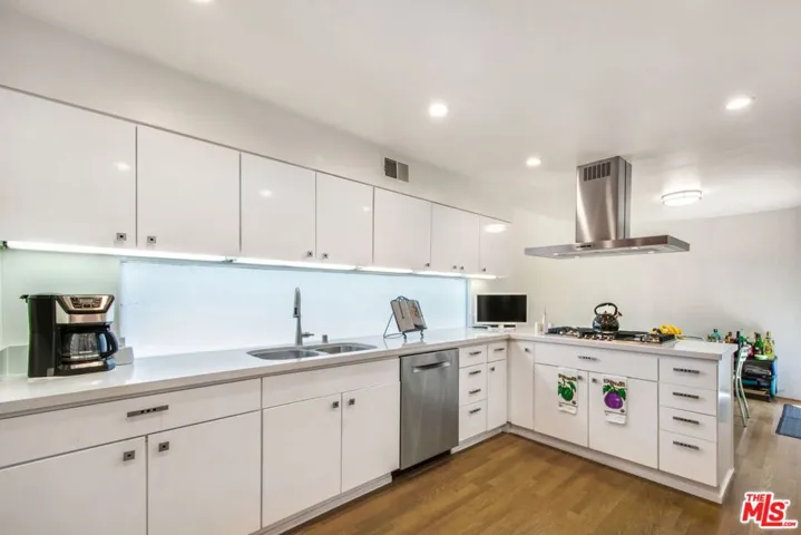 Plenty of counter and cabinet