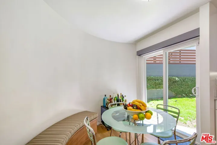 Breakfast area segues to the b