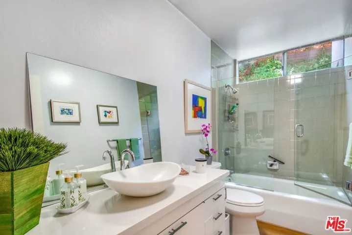 Second bathroom/guest bathroom