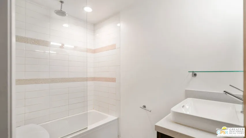 Guest Bath - Unit 104 - Queren