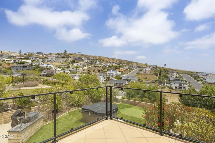 45-web-or-mls-UpmarketMedia_642Sky-111