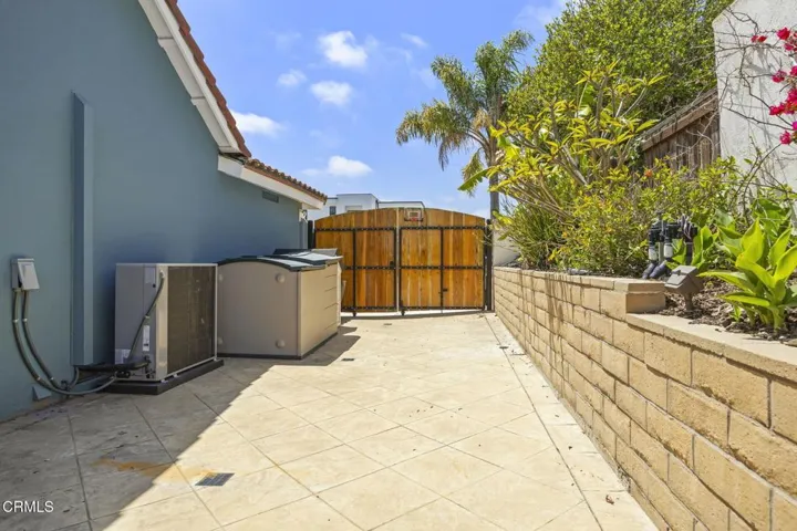 87-web-or-mls-UpmarketMedia_642Sky-215