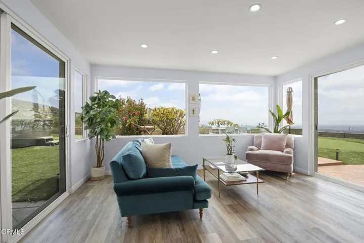 42-web-or-mls-UpmarketMedia_642Sky-30