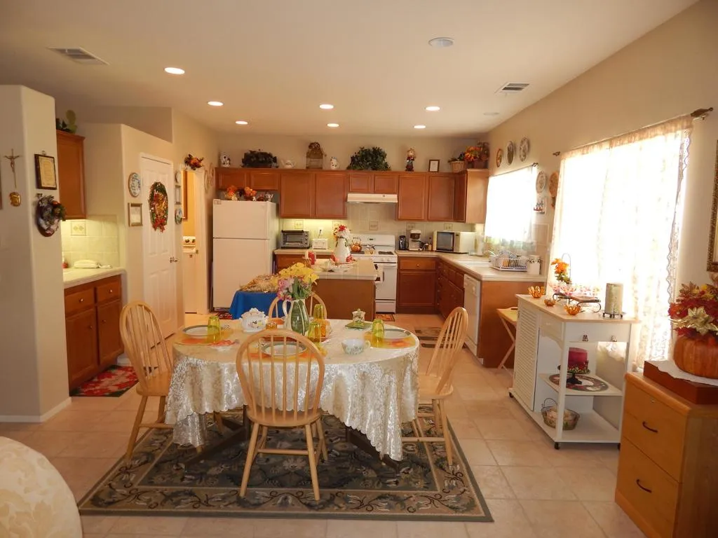 Kitchen & more dining