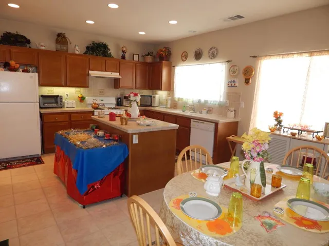 Kitchen & more dining