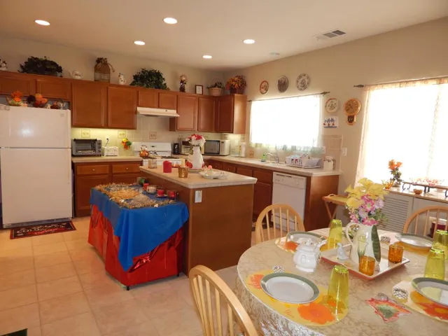 Kitchen & more dining