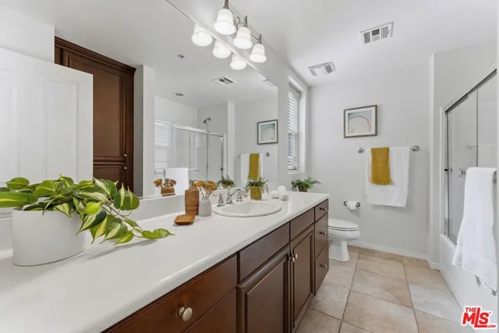 Sizeable Secondary En-Suite Ba