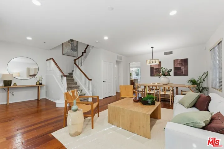 Open Concept Living and Dinnin