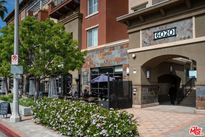 Front Entrance to 6020 Seabluf