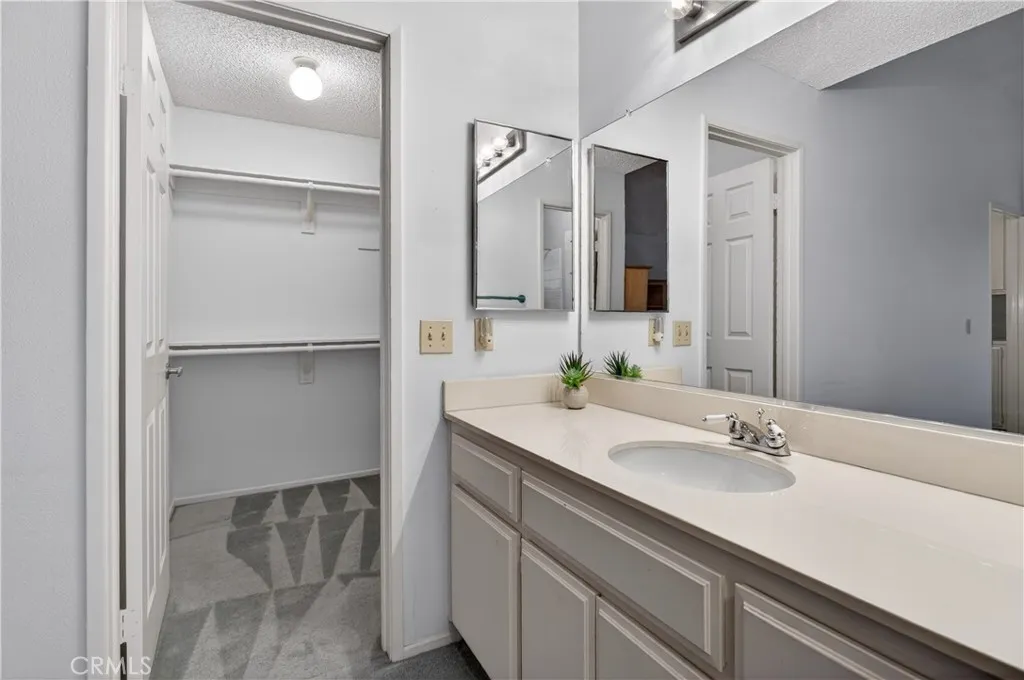 813 S Sapphire Lane, Anaheim Hills, California 92807 home-pic-26