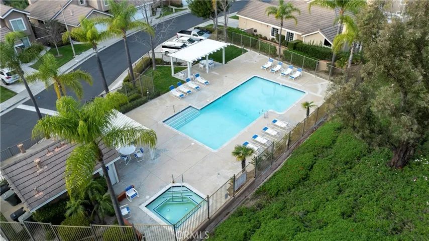 Community Pool & Jacuzzi