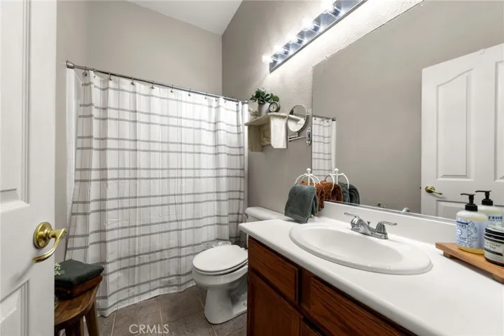 Common full bathroom 2