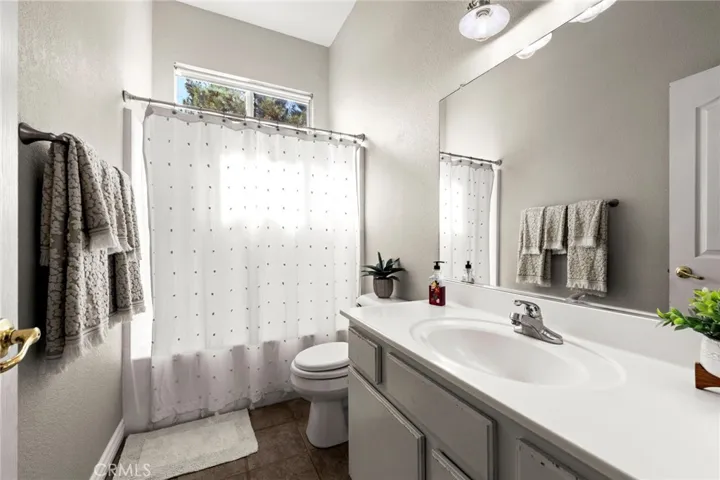 Common full bathroom 1