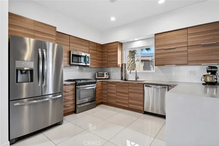 Kitchen With Peninsula