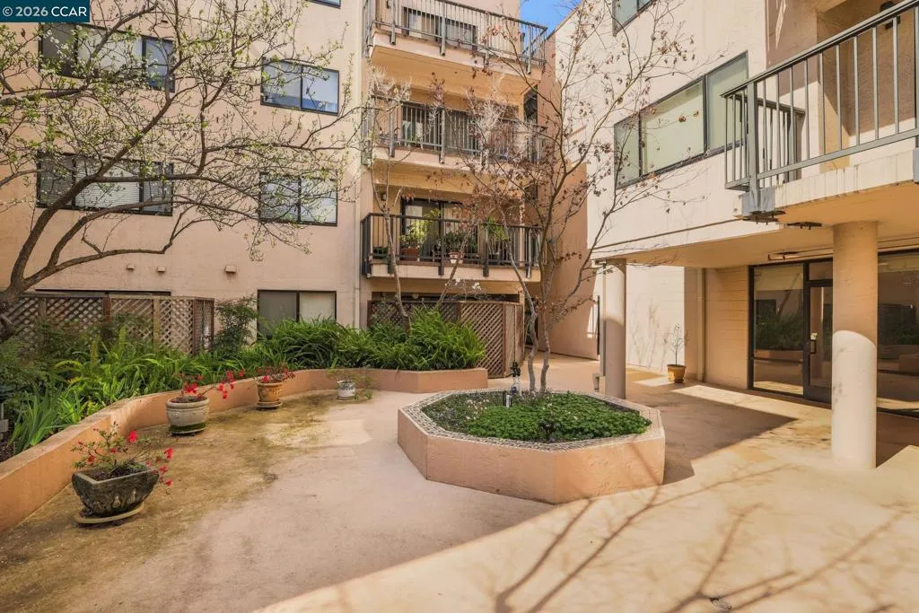 322 322 Hanover Ave 107, Oakland, California 94606 home-pic-23