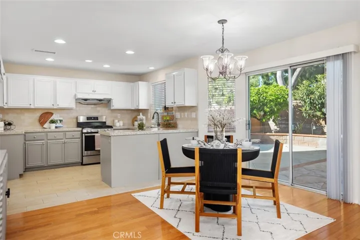 Dinning Area & Kitchen View