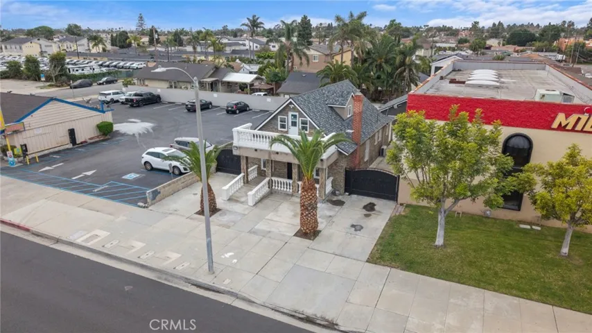 Ideal for professional office use such as medical, dental, visitors. Ideal for professional office use such as medical, dental,
legal, therapy, or boutique business, or as a dual-income investment legal, therapy, or boutique business, or as a dual-income investment
property.