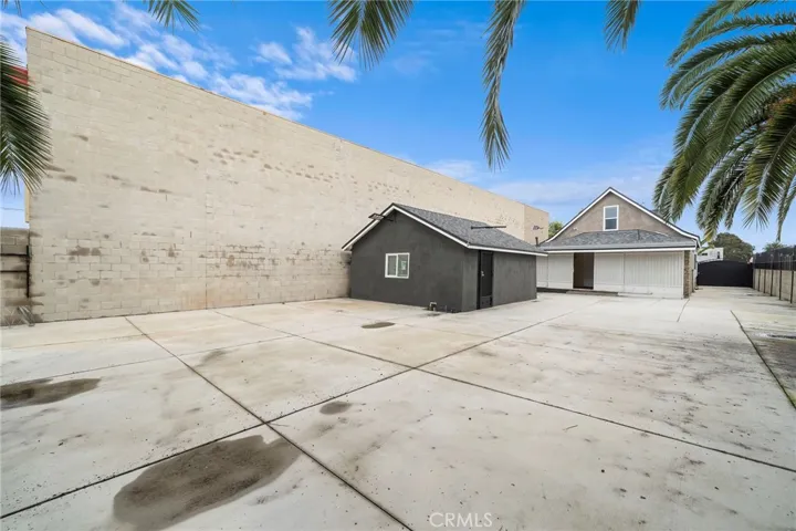 Wonderful outdoor living area with unlimited potential!