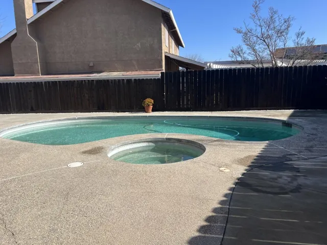 Integrated pool / spa with a fenced backyard