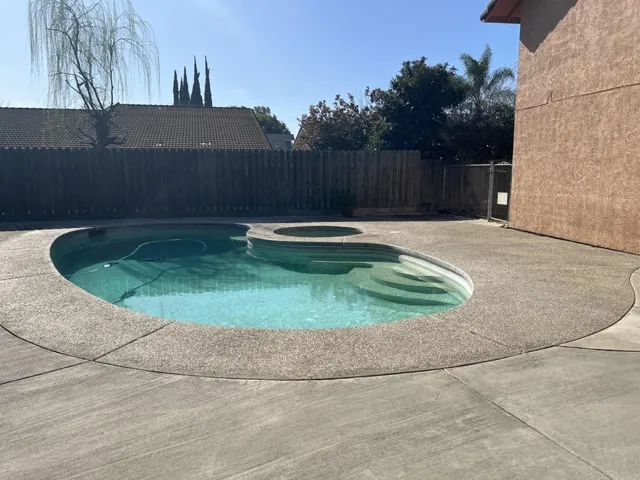 Relaxing pool / spa with a fenced backyard