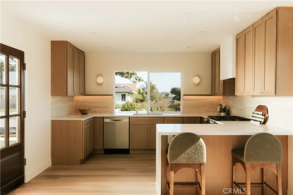 15325 Gramercy Place, Gardena, California 90249 home-pic-3