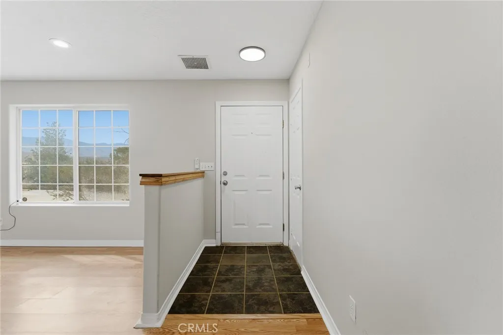 9067 Santa Fe Trail, Lucerne Valley, California 92356 home-pic-11