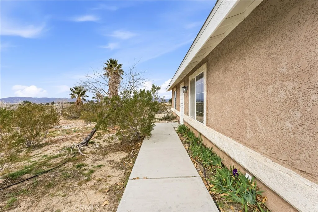 9067 Santa Fe Trail, Lucerne Valley, California 92356 home-pic-22