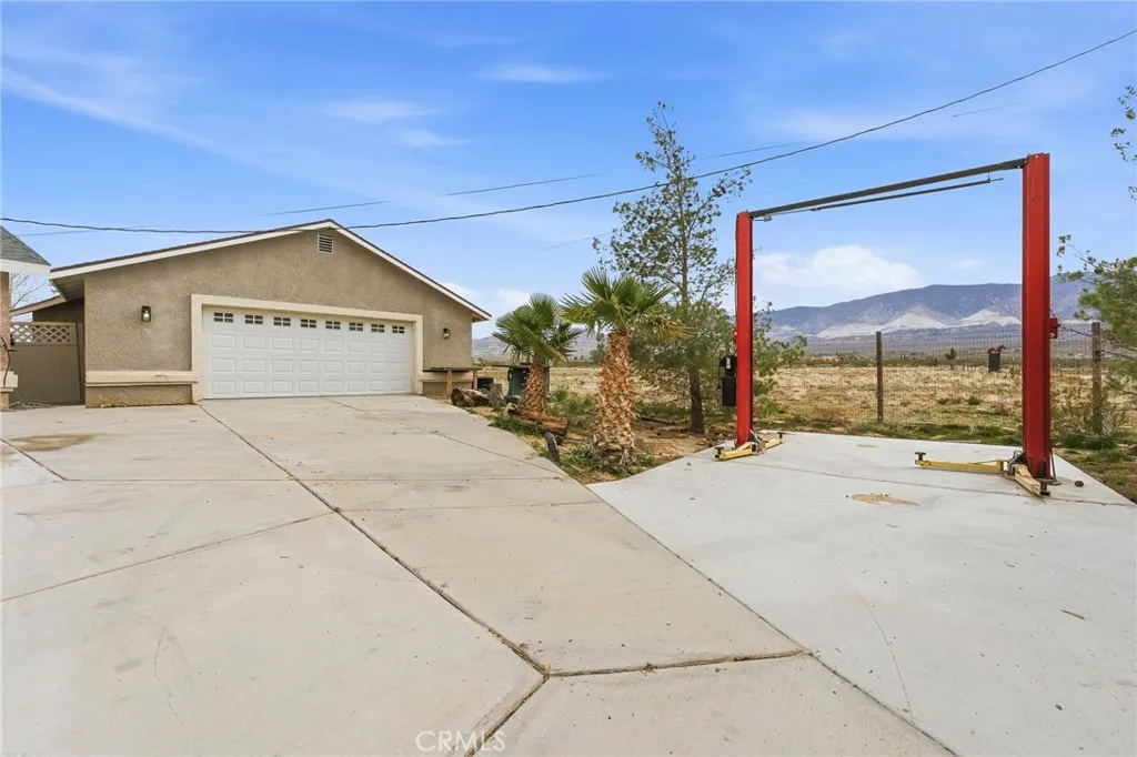 9067 Santa Fe Trail, Lucerne Valley, California 92356 home-pic-24