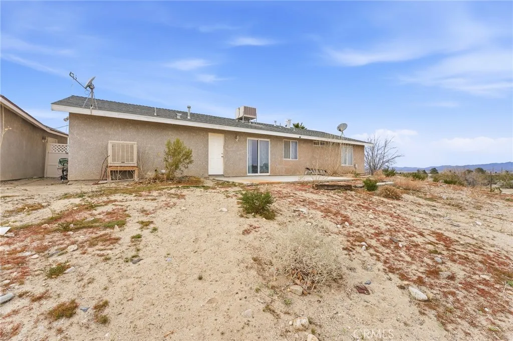 9067 Santa Fe Trail, Lucerne Valley, California 92356 home-pic-19