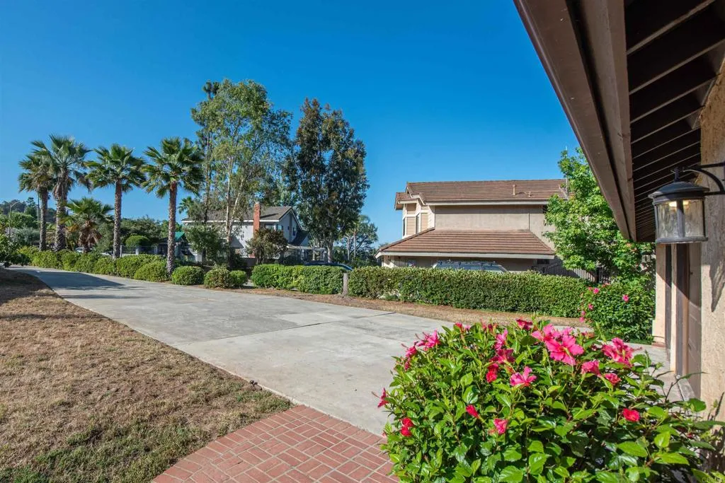 2432 Live Oak Road, Escondido, California 92029 home-pic-9