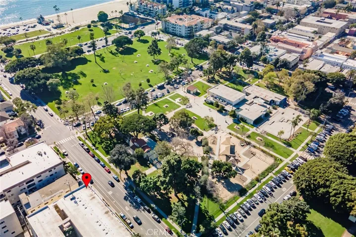 Only 2 short blocks to the Beach