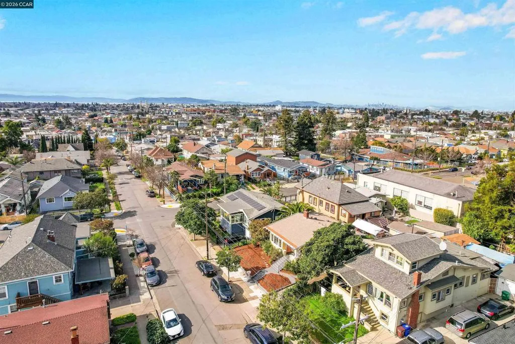 2011 2011 Rosedale Ave, Oakland, California 94601 home-pic-36