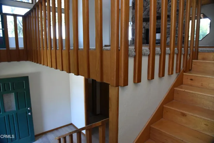 1523-23 stairs to upper level