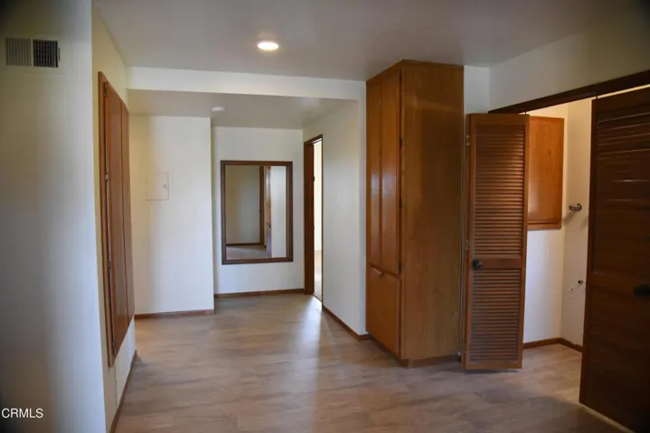 1523 open hallway to bedrms & laundry cl