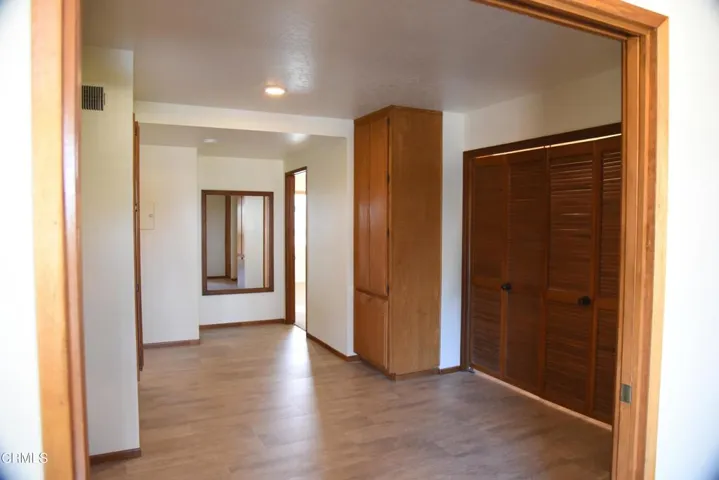 1523 downstairs foyer & lndry closet