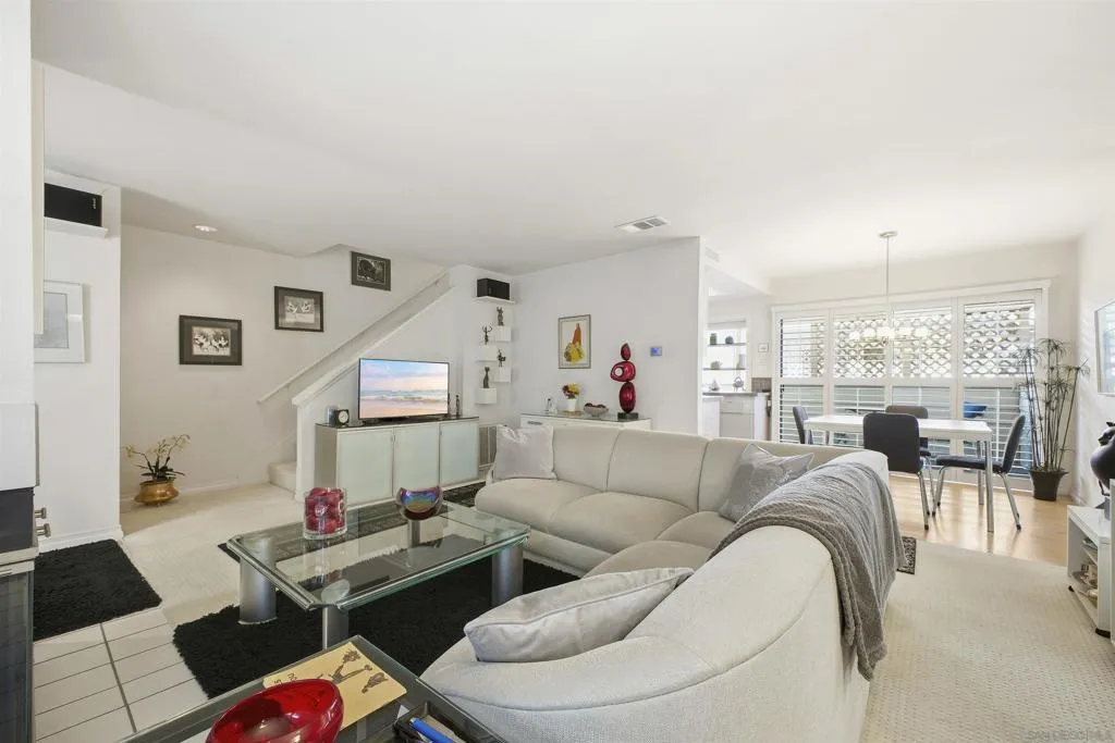 4595 Chateau Drive, San Diego, California 92117 home-pic-3