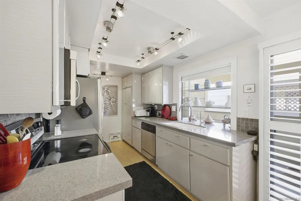 4595 Chateau Drive, San Diego, California 92117 home-pic-8