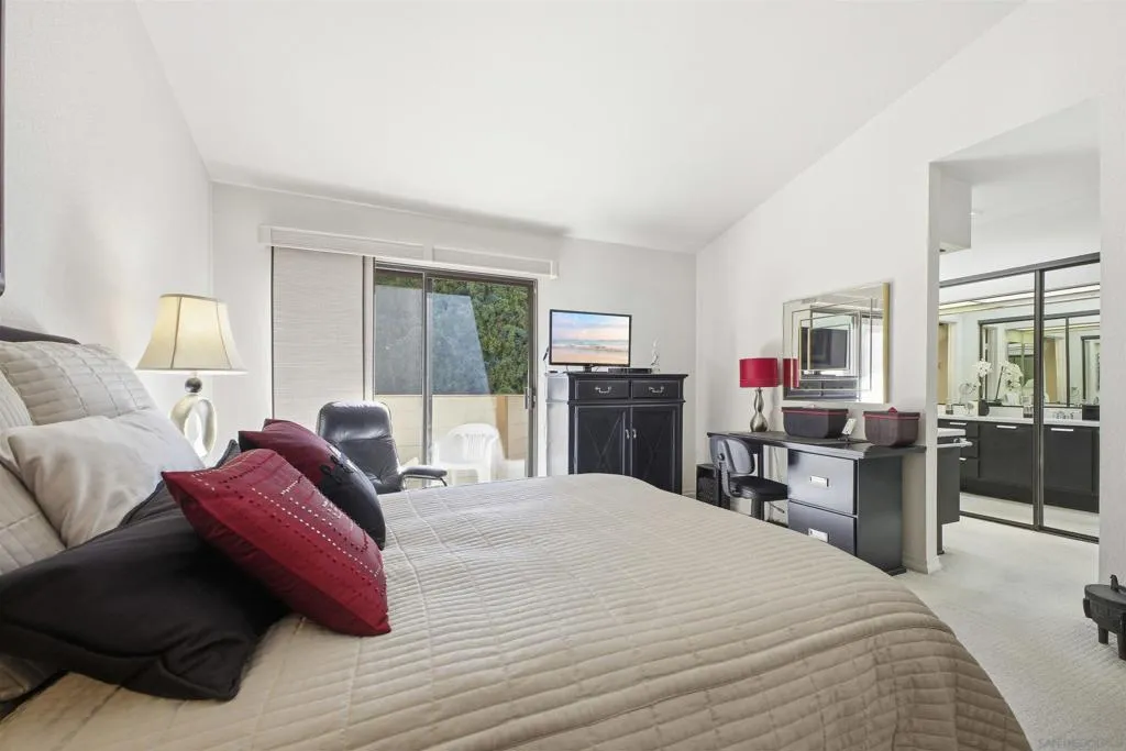 4595 Chateau Drive, San Diego, California 92117 home-pic-15