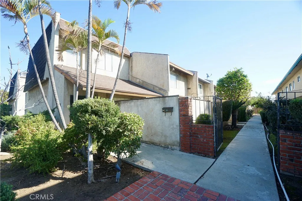220 N Moore Avenue D, Monterey Park, California 91754 home-pic-1