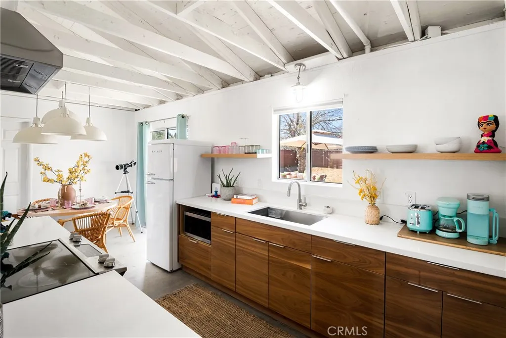 7566 Shawnee, Yucca Valley, California 92284 home-pic-12