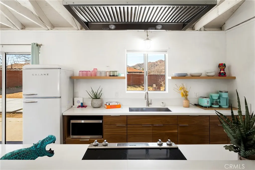 7566 Shawnee, Yucca Valley, California 92284 home-pic-13