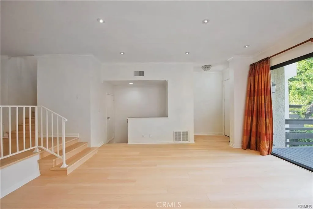5711 Owensmouth Avenue 117, Woodland Hills, California 91367 home-pic-4
