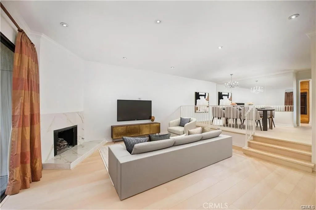 5711 Owensmouth Avenue 117, Woodland Hills, California 91367 home-pic-1