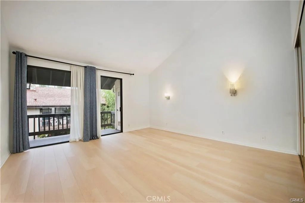 5711 Owensmouth Avenue 117, Woodland Hills, California 91367 home-pic-17