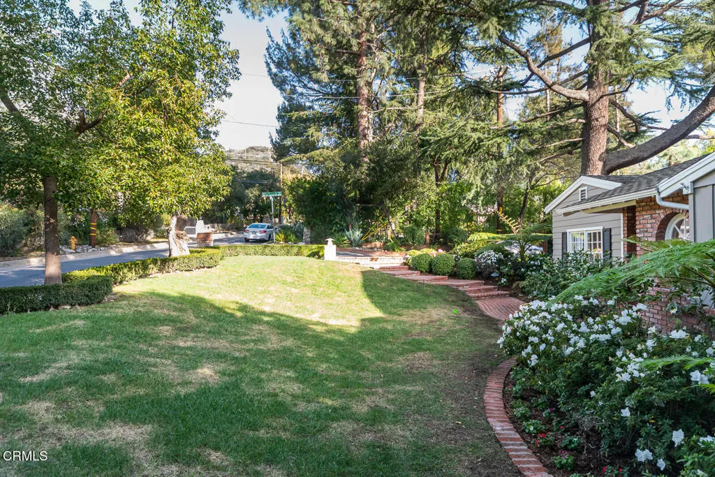 2042 Los Amigos Street, La Canada Flintridge, California 91011 home-pic-60