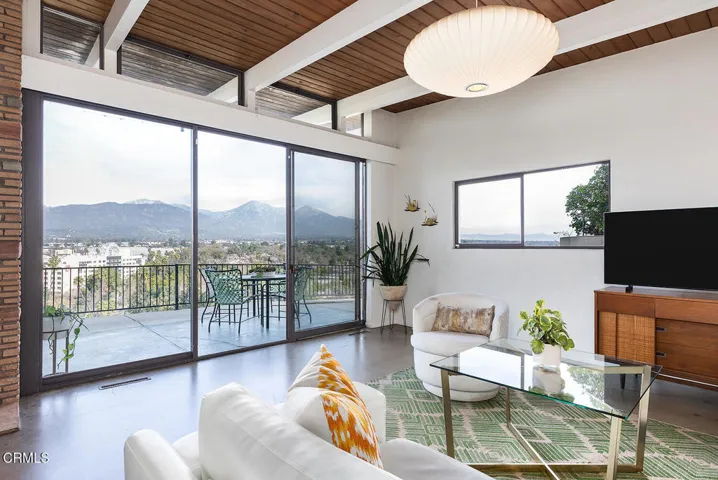 877 Hillcrest Dr 023-mls