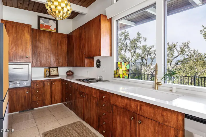 877 Hillcrest Dr 037-mls