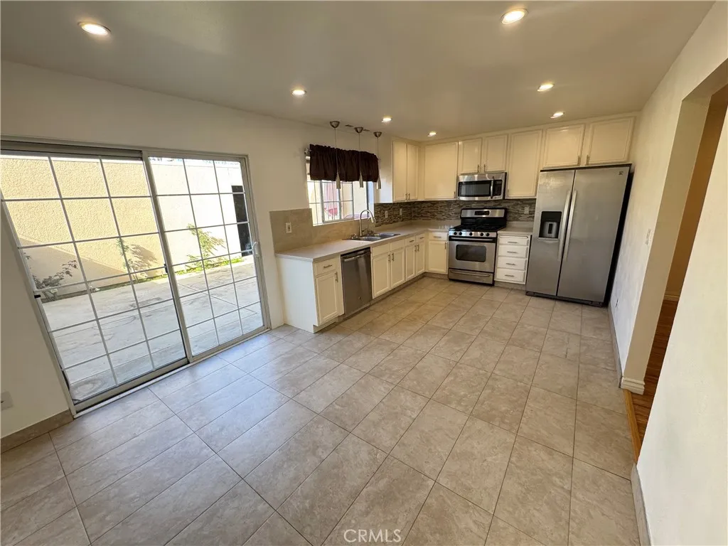 19216 Hamlin Street 8, Reseda, California 91335 home-pic-6