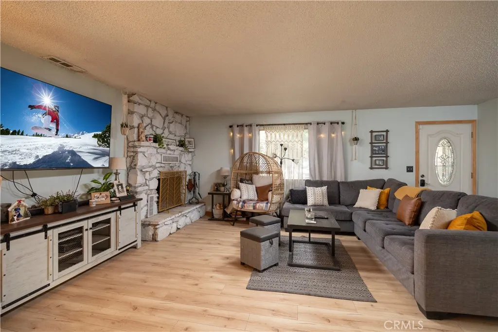 332 Grenfall Lane, Big Bear City, California 92314 home-pic-9