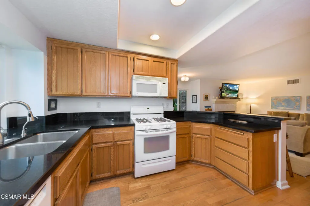 6605 Oak Forest Drive, Oak Park, California 91377 home-pic-11